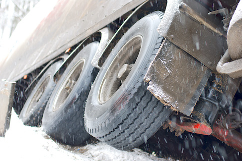 降雪時のノーマルタイヤ走行による事故イメージ